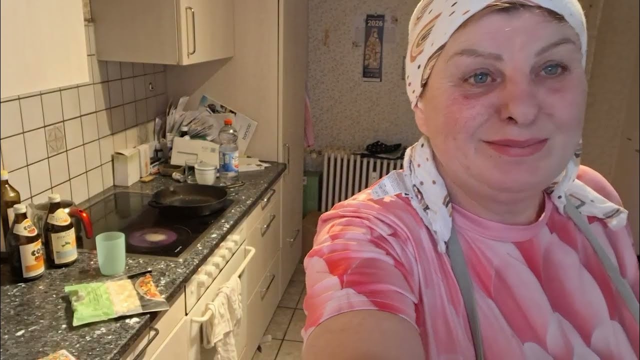 Наконец то выкинула пустую тару. Готовлю ужин.