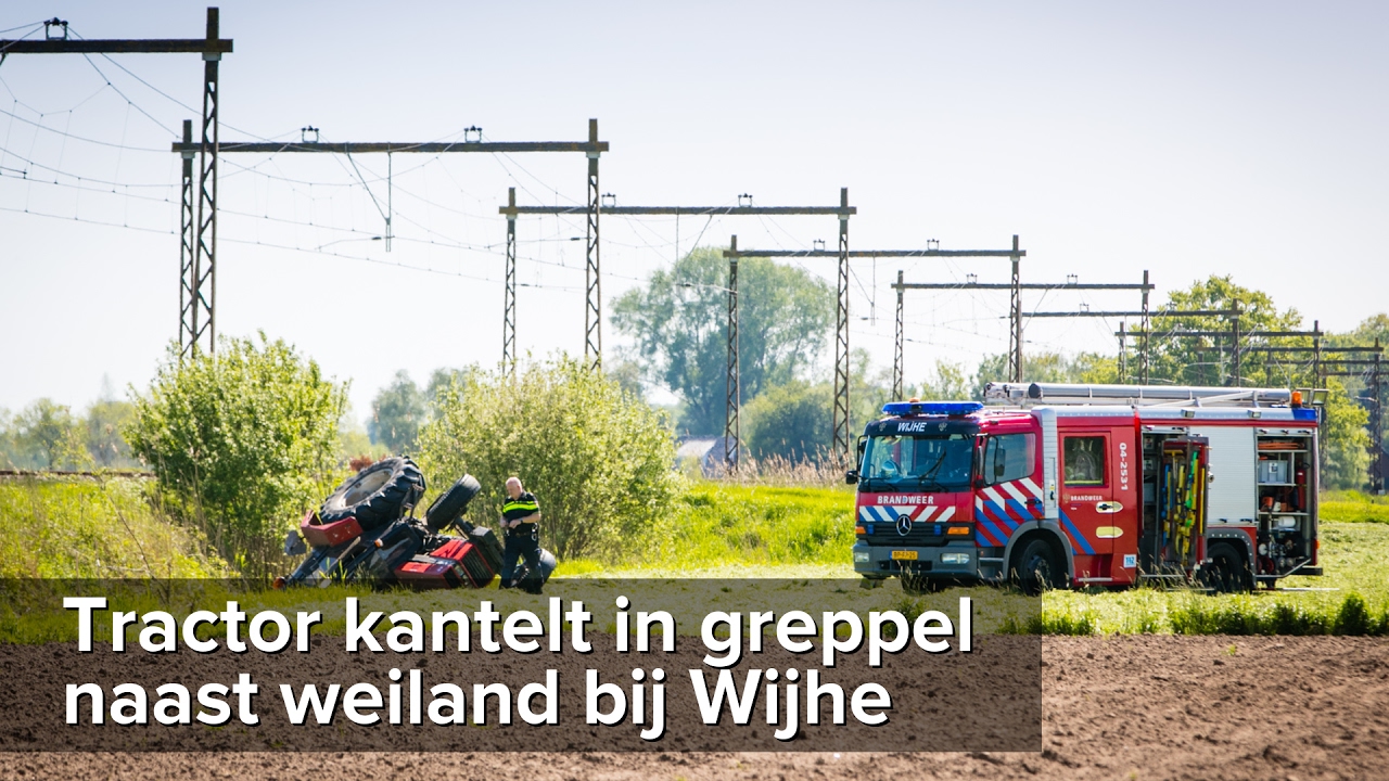 Tractor kantelt in greppel Scherpenzeelseweg Wijhe - ©StefanVerkerk.nl