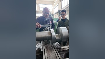 Old school crankshaft machining using counterweights to balance the eccentric workpiece 👍