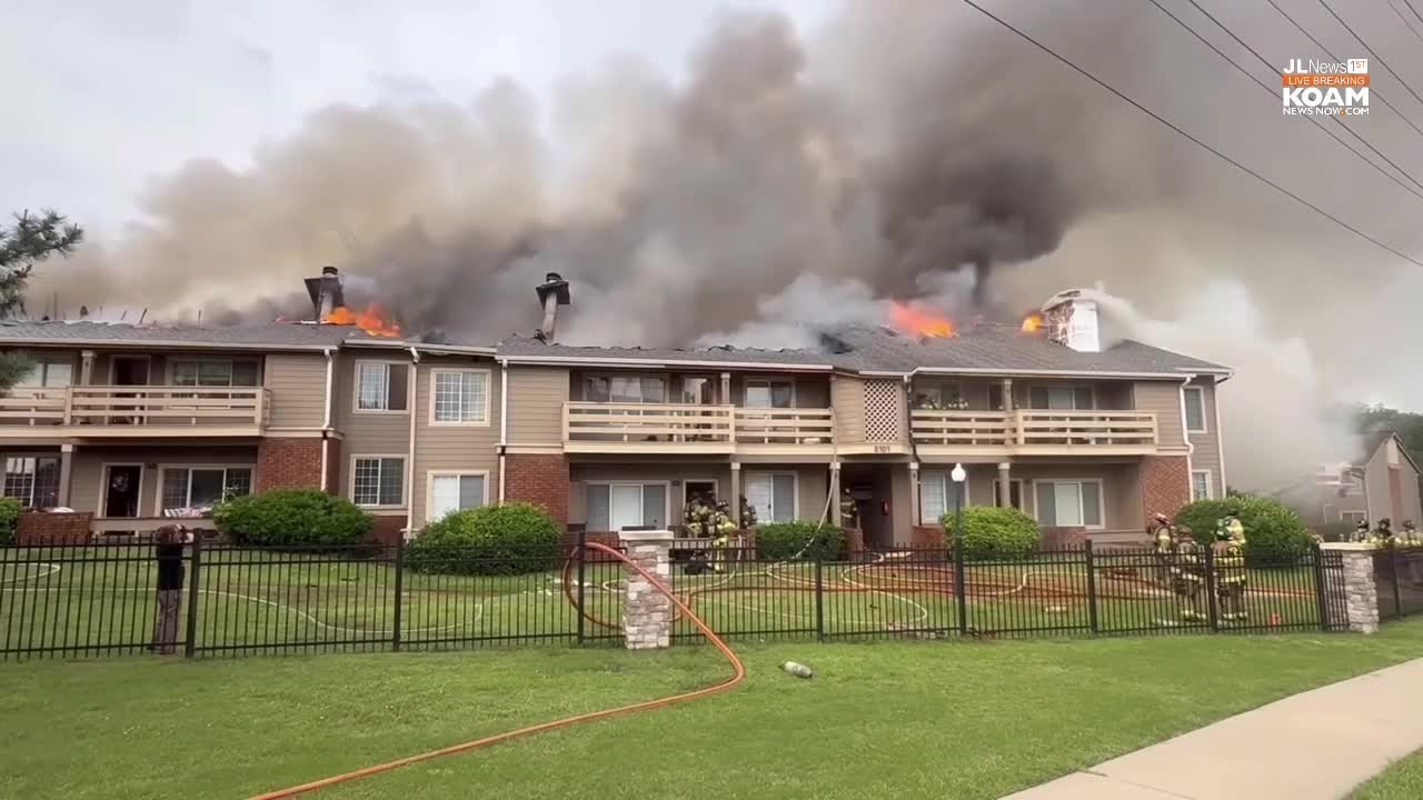 Massive apartment building fire in Tulsa - YouTube