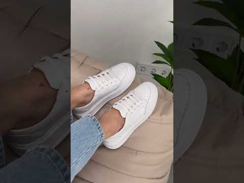 Базові білі кеди з перфорацією натуральна шкіра на потовщеній підошві, видео 1