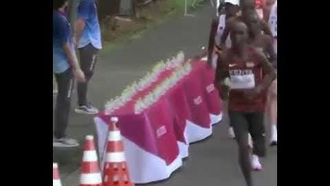 Disgusting by French athlete Amdouni knocking off all the water bottles from the table at Olympics