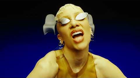 Agnes - BALENCIAGA COVERED EYES