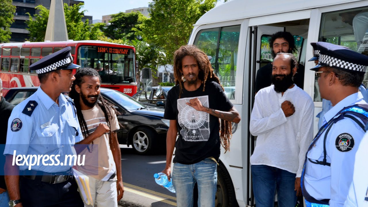 «Si pa pé capav aksepté nou, déport nou», disent les rasta à leur sortie du tribunal ce matin