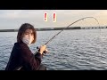 美味しい魚に釣られた女が夜まで釣りをすると...
