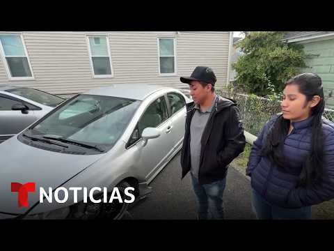 Un hombre ayuda a reparar el auto dañado de un padre por un operativo de ICE | Noticias Telemundo
