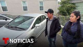 Un hombre ayuda a reparar el auto dañado de un padre por un operativo de ICE | Noticias Telemundo