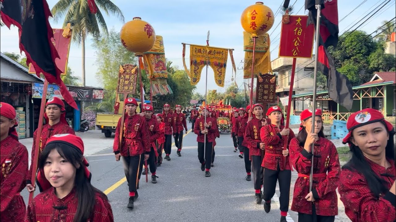 Perayaan cap gomeh sebagai sarana bersih-bersih jalan dari marabahaya
