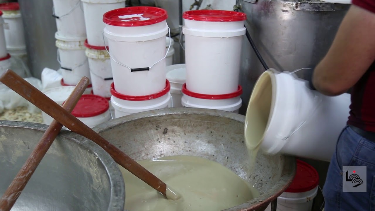 صناعة الحلاوة بالطريقة اليدوية