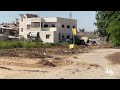 مواطنون يحاولون الوصول إلى منازلهم وأراضيهم في المناطق الشرقية من دير البلح وسط قطاع غزة