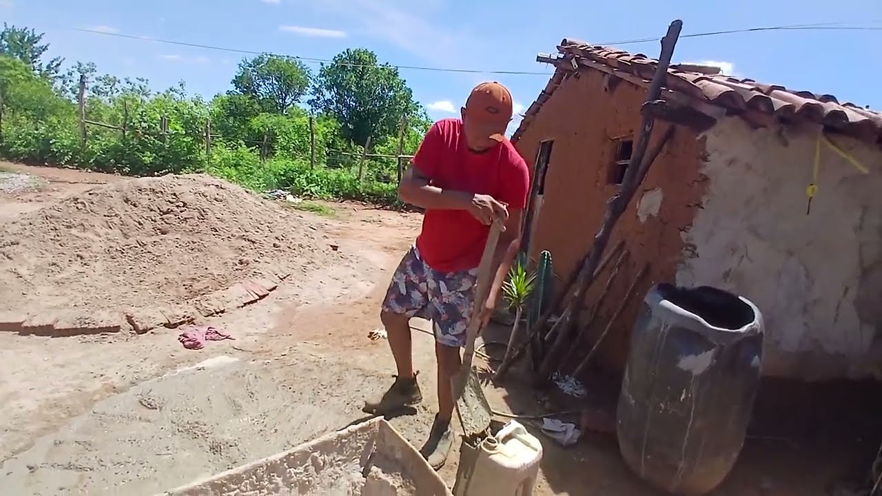 Meu pai concretando os pilar do alpendre