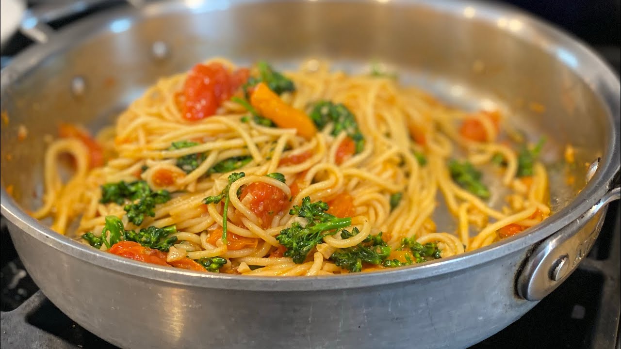 Spaghetti with tomatoes and broccolini Easy & healthy meal for the