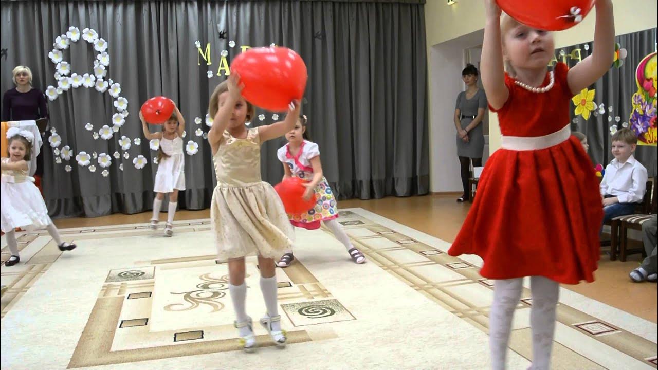 Танец розочек в детском саду. Мамы в танце. Танец с сердечками для мамы в детском саду. Танец с ленточками для средней группы. Танец девочки для мамы.