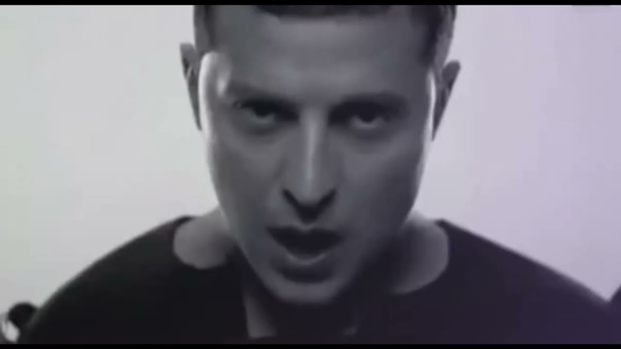 Дин танцует на машине