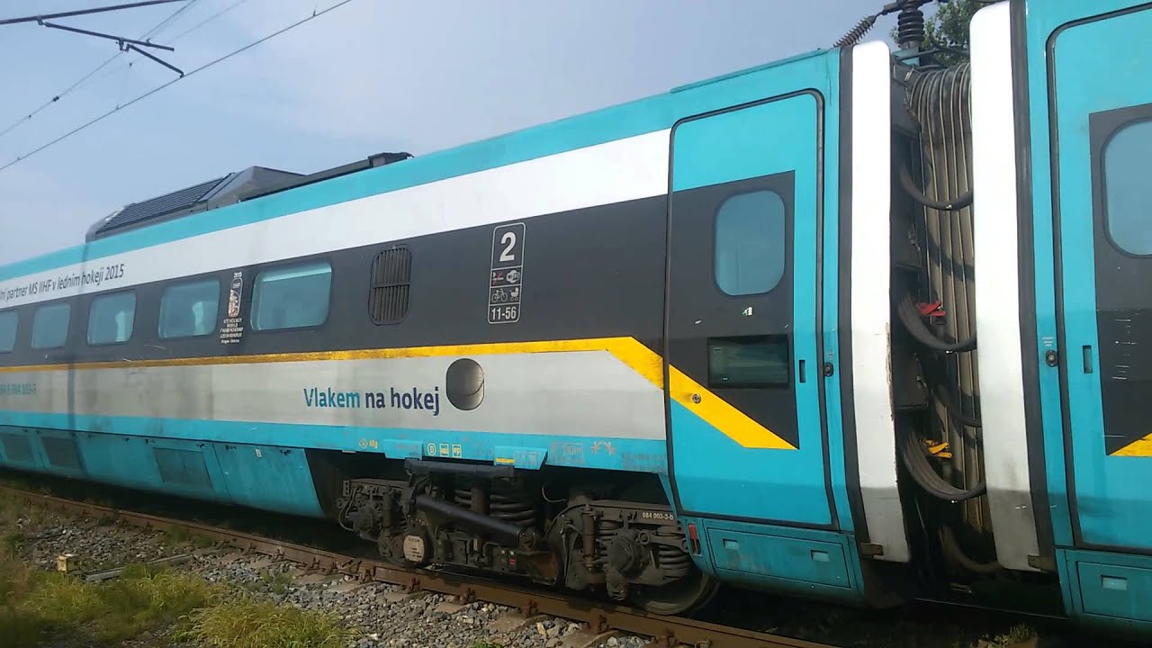 Zničené Pendolino ze Studénky při přesunu do Prahy