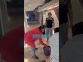 ¡Obligados a trabajar! Pero para sacar el agua 😳