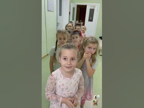 Огромный белый мишка пришел в садик поздравить малышку! - YouTube
