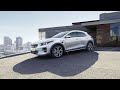 Кроссовер Kia Ceed подключили к розетке.