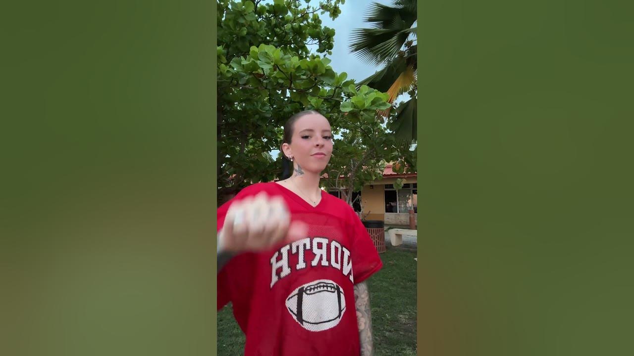 Young Miko bailando su último estreno WASSUP