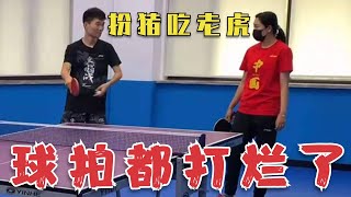 乒乓球網紅扮豬吃老虎，卻被世界冠軍李曉霞狠虐，球拍都被打爛了