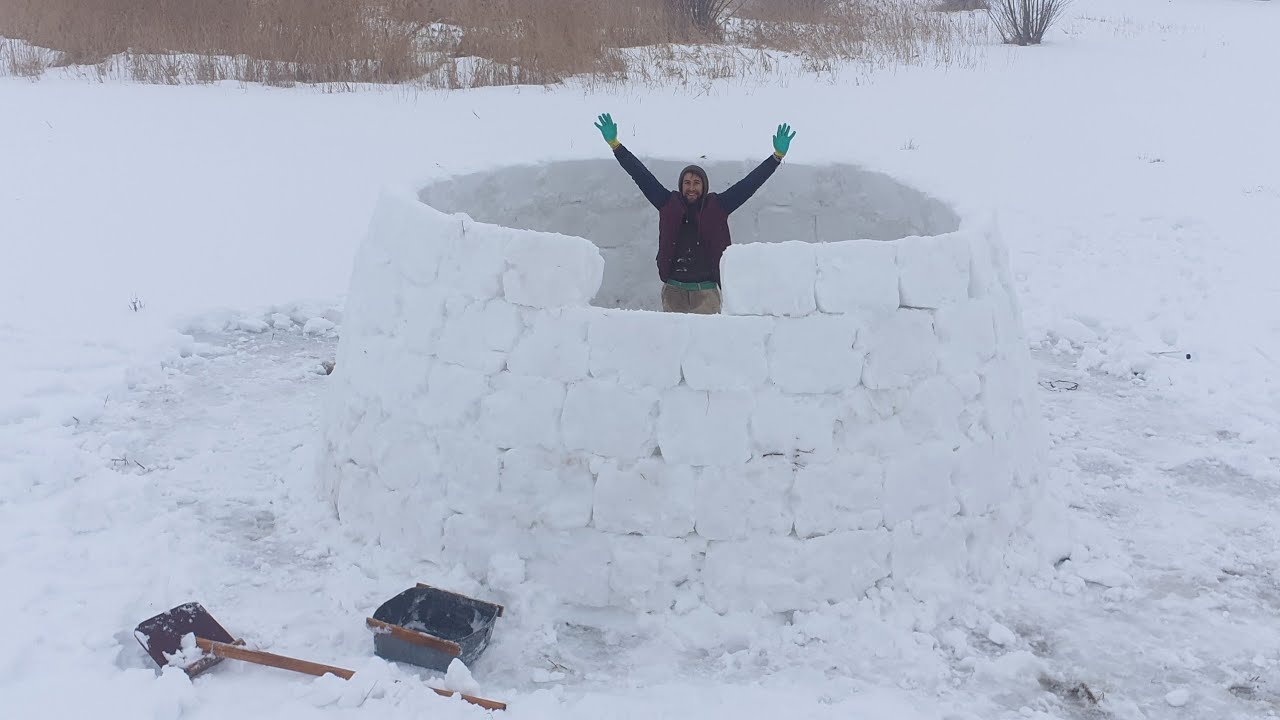 Construim un igloo din zăpada imens ! We're building a huge snow igloo!