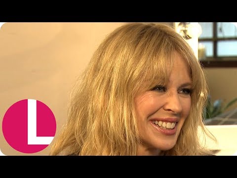 Video: Wajah Kylie Minogue Menjadi Tidak Simetri Kerana Pengisi