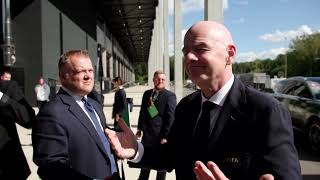 Infantino afferma che la FIFA è concentrata sulla crescita del calcio ed evita domande sulla vend...