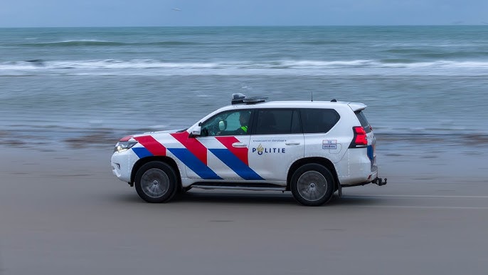 Pakketten aangespoeld op stranden van Vlieland en Ameland, politie denkt aan drugs