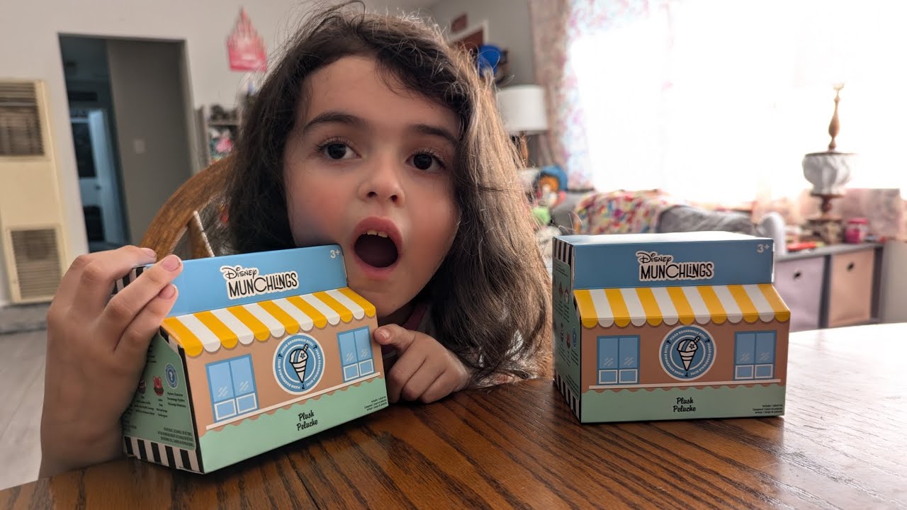 IT'S SNACKCAT SATURDAY!! SOPHIA IS BACK! UNBOXING Disney Muchlings!! 