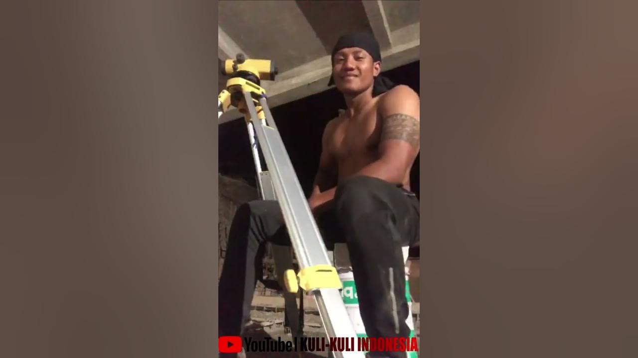 Kuli Bangunan Ganteng Kekar Berotot Sixpack Tatoan | Hot Muscle