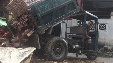 công nông chở gạch siêu khỏemáy súc bốc đầu quá nguy hiểm.công nông chở cát The excavator is too dan