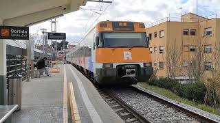 Renfe S-447 R3 pasando sin parada por Santa Perpètua de Mogoda destino final Ripoll