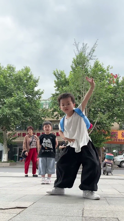 Dura 🤭Tas sekolah kecil di belakangnya terlalu banyak drama 🥰 #dancingbaby #dura #daddyyankee