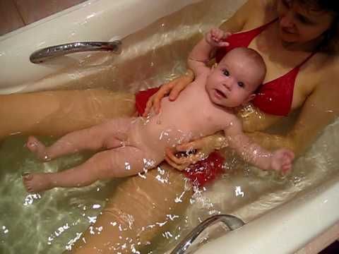 Мама моет голого сына. Купается в ванной. Дети купаются в ванной. Совместное купание с мамой. Малыши купаются вместе.