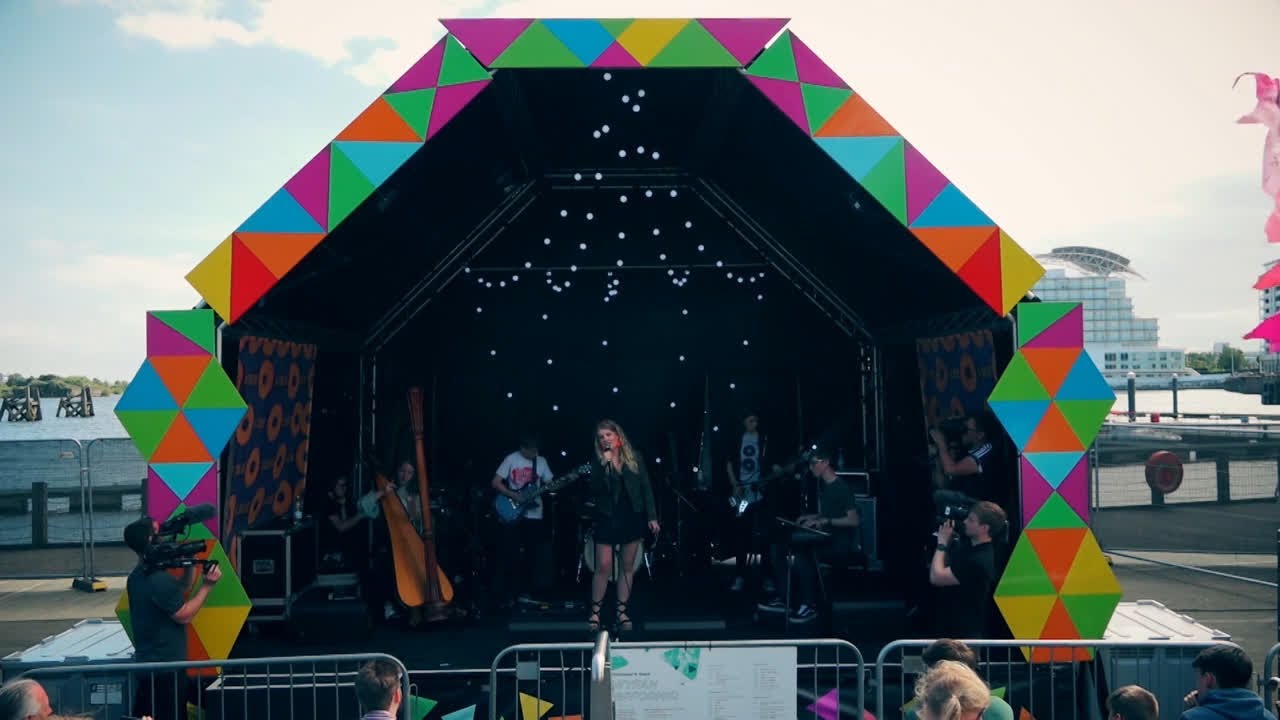 Pwy Geith y Gig | Eiliad Cyn y Wawr