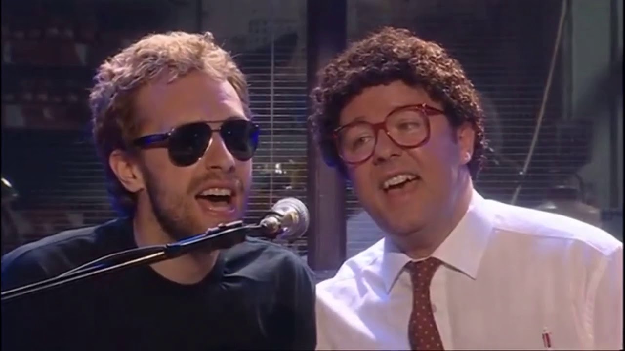 Ricky Gervais, Coldplay sing Fix You - Extras - YouTube