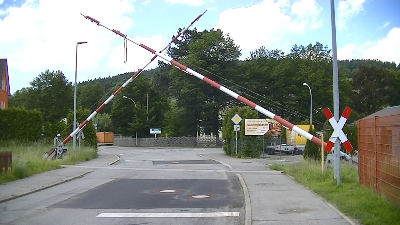 Spoorwegovergang Raschau-Markersbach (D) // Railroad crossing // Bahnübergang