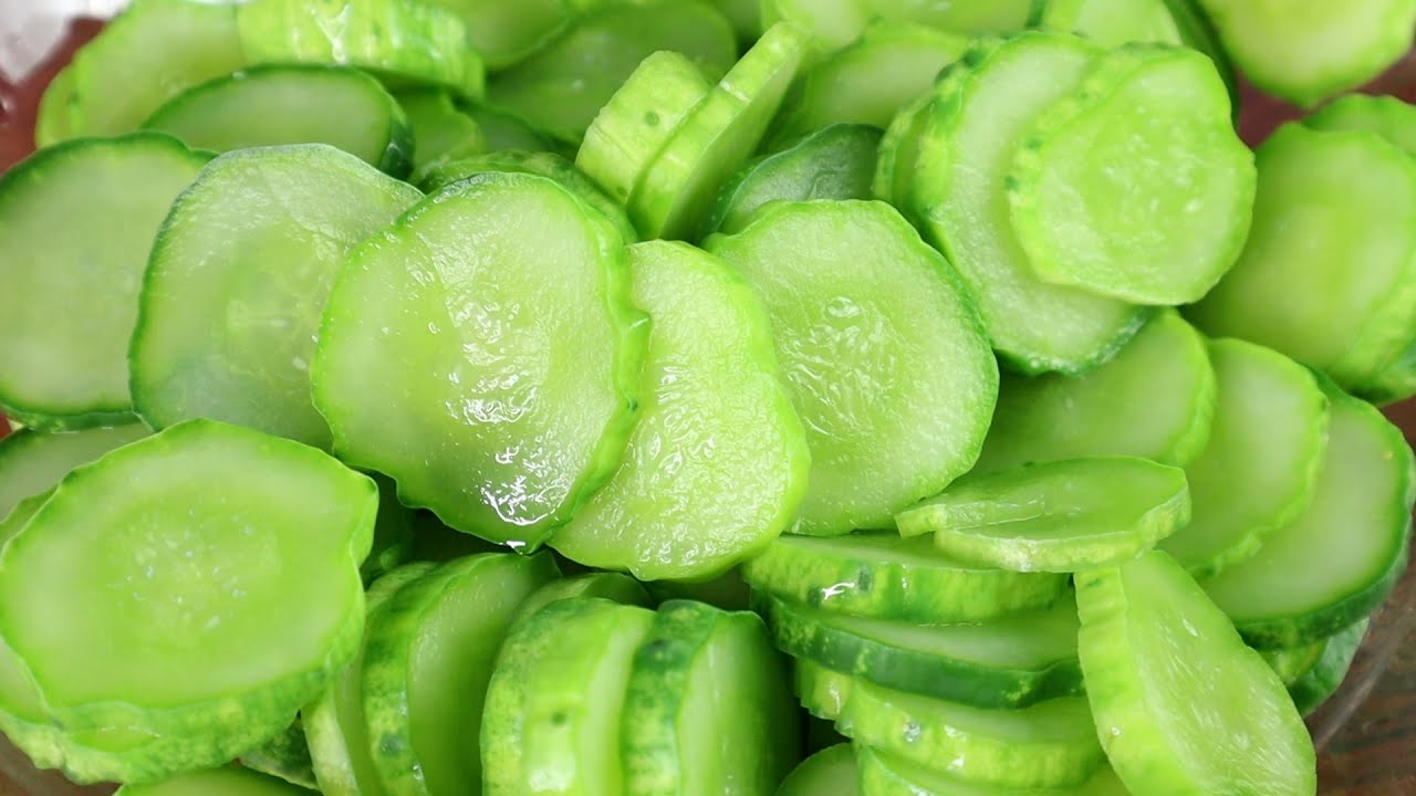 오이를 절이고 데쳐보세요. 물 안생기는 하얀 오이무침 최고입니다