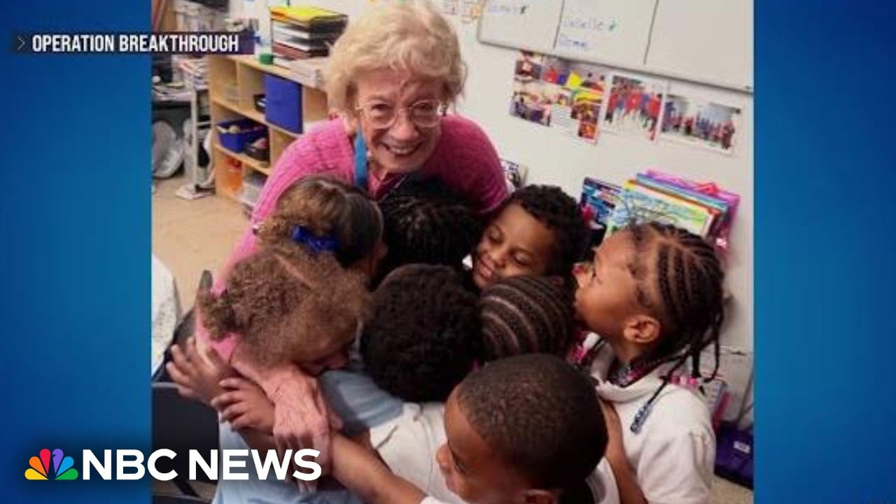 Kindergarten students celebrate 93-year-old classroom volunteer