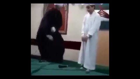 اب يقبل رجل ابنه بدون شعور بعد ختمه للقرآن الكريم ❤️