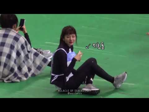 180820 Twice and Red Velvet are stolen phones by their members at ISAC 2018