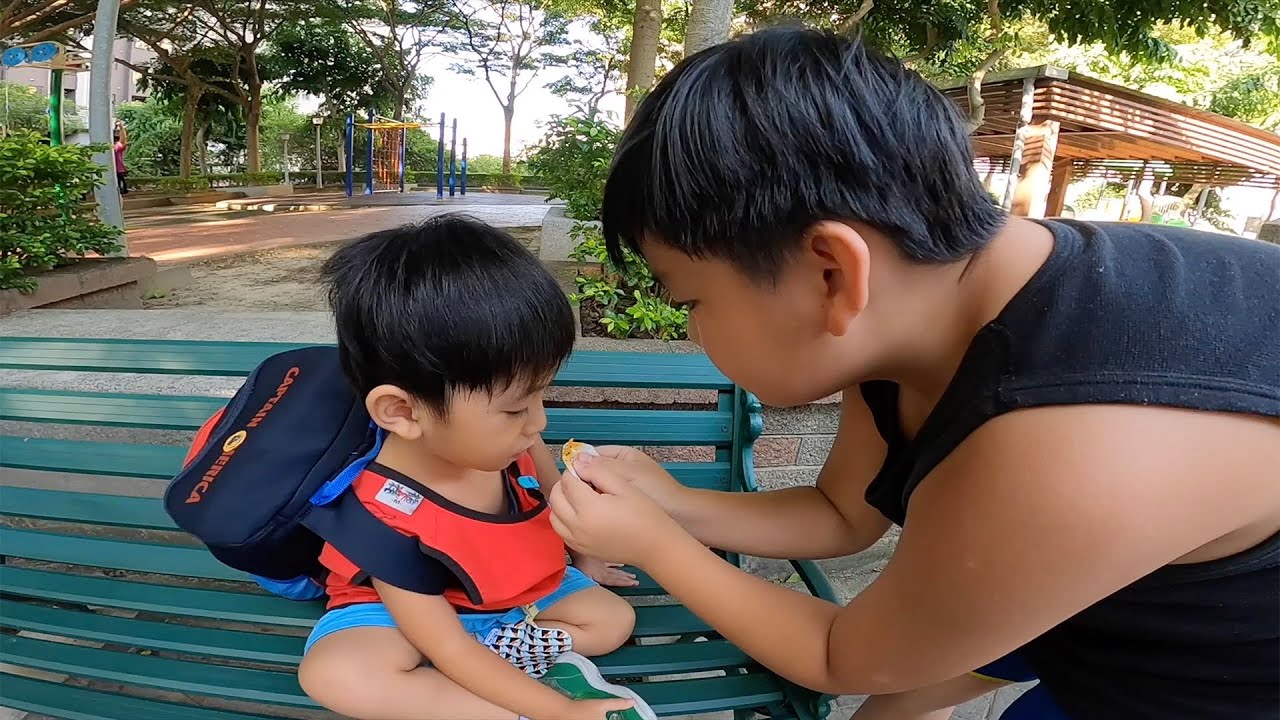 咚咚弟弟第二天上幼兒園，接孩子放學｜咚3y7m14d 桐10y4m