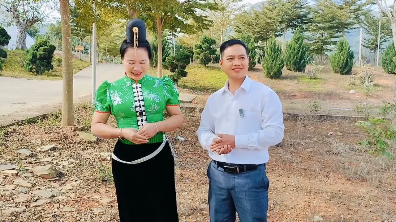 Khắp tay báo sao ỉn muôn quý xuân với hồng hoa