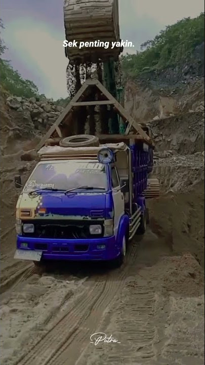 menolak tua!!truk Toyota Dyna muat pasir merapi