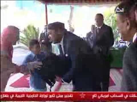 فيديو يضهر ولد يعطي تحية للملك محمد سادس