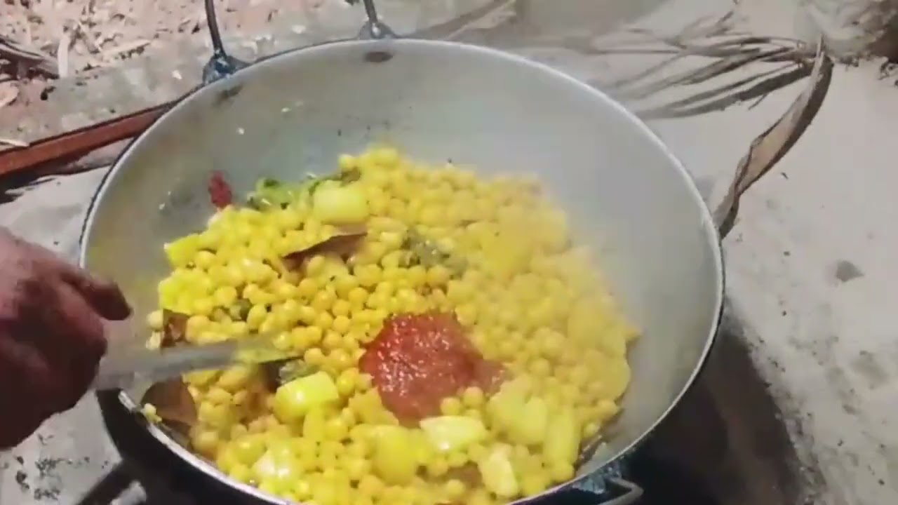 বাড়ির  গরুর  দুধ দিয়ে  চুটকি সেমাই, রুটি  ও বুটির ডাল দিয়ে নিরামিশ ঘুগনি। 