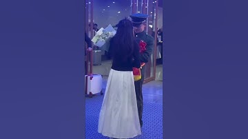 Cô Gái Bật Khóc Nức Nở Khi Đón Người Yêu Đi Lính Trở Về