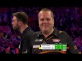 BIZARRE 😆 Fly interrupts play during Dirk Van Duijvenbode's throw!