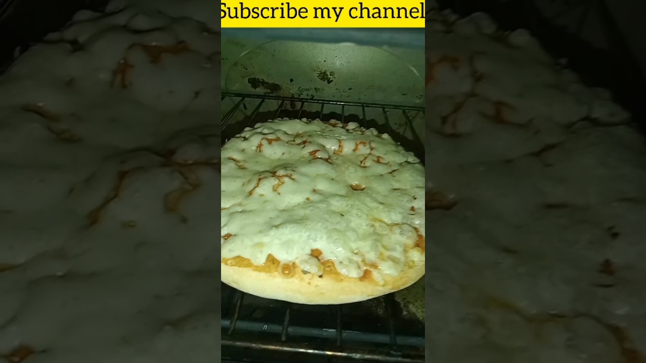 बेक hote हुए pizza dehka हैं 