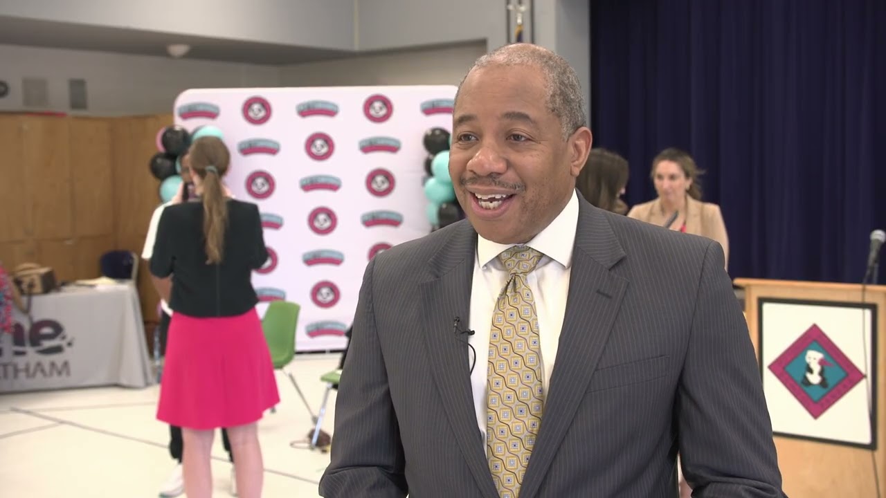 Суперинтендант народного образования штата Северная Каролина Морис «Мо» Грин беседует с MFF